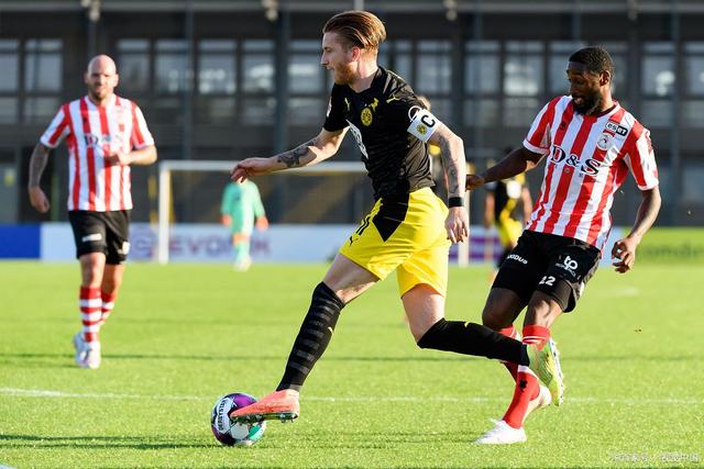 仅在泳池中 仅在泳池中